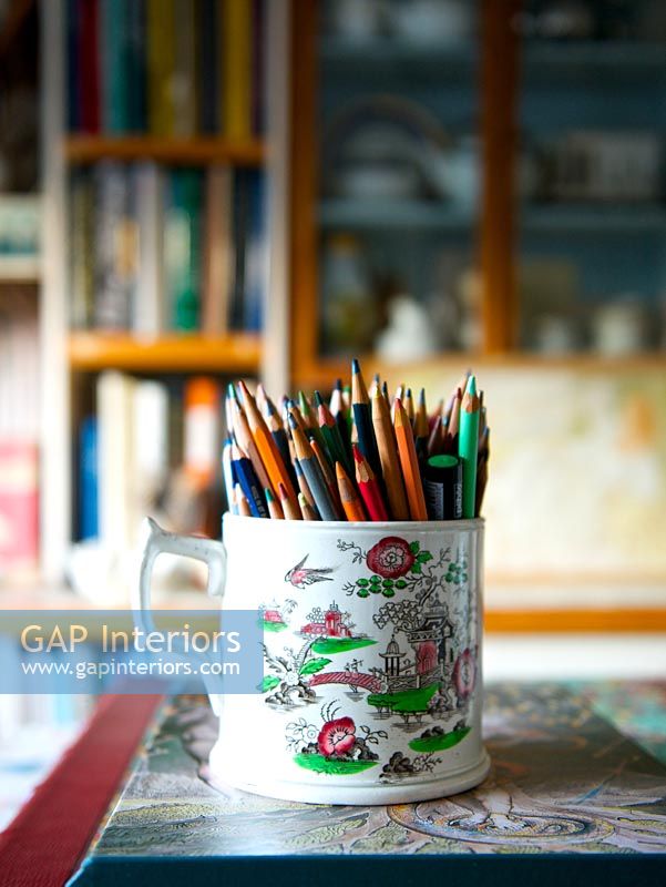 Crayons de couleur dans une tasse à motifs