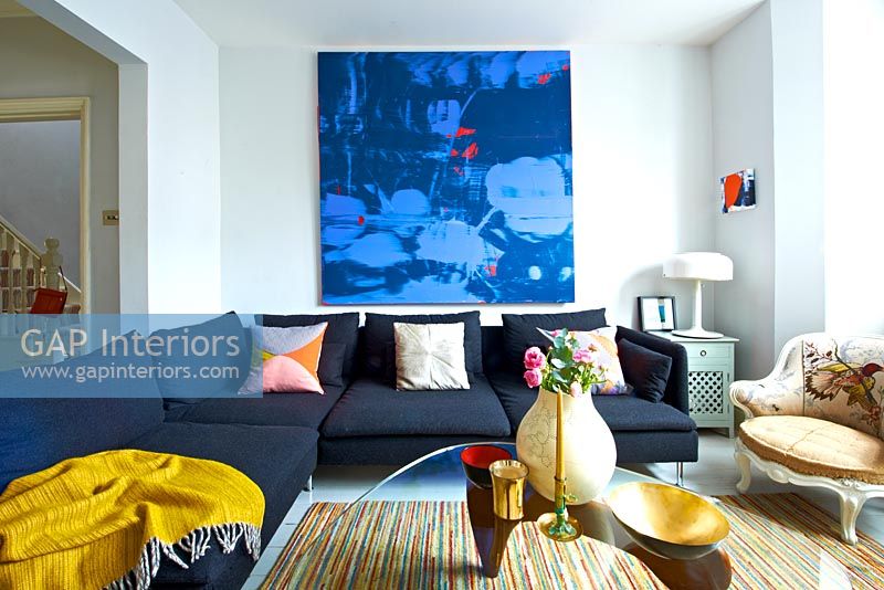 Salon moderne avec peinture abstraite par Ylva