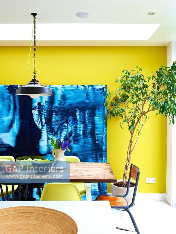 Salle à manger colorée avec peinture abstraite par Ylva