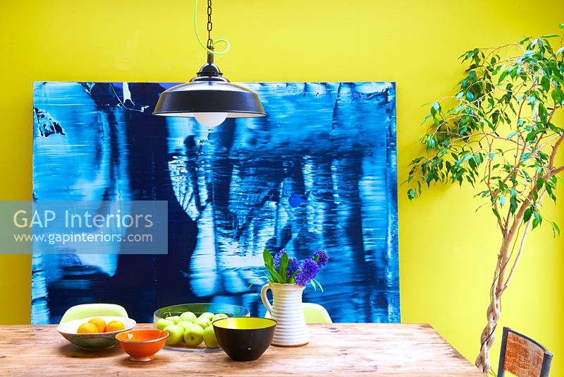 Salle à manger colorée avec peinture abstraite par Ylva