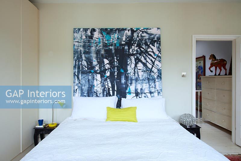 Chambre moderne avec peinture abstraite par Ylva