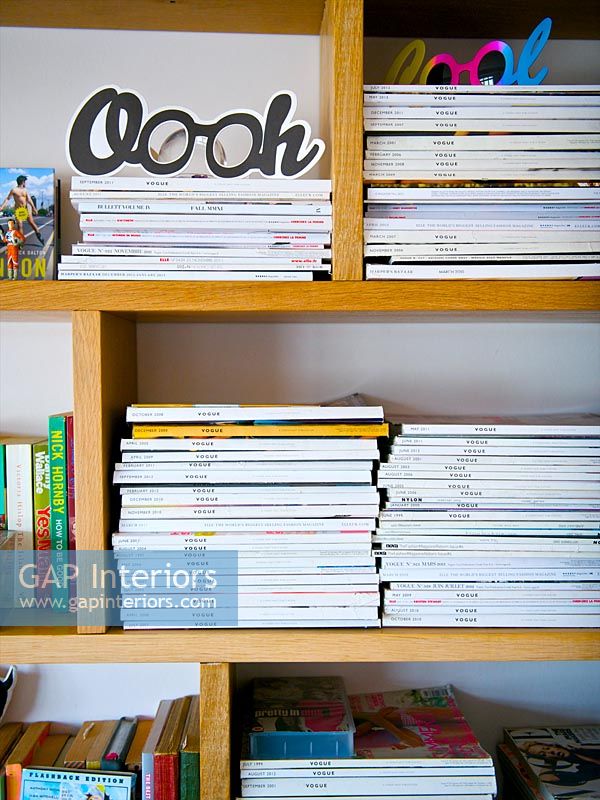 Magazines sur étagères en bois