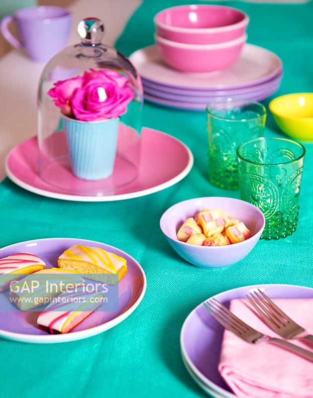 Vaisselle colorée sur table à manger