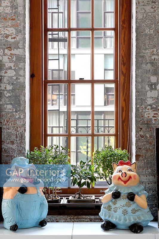 Jouets et bonsaï sur le rebord de la fenêtre