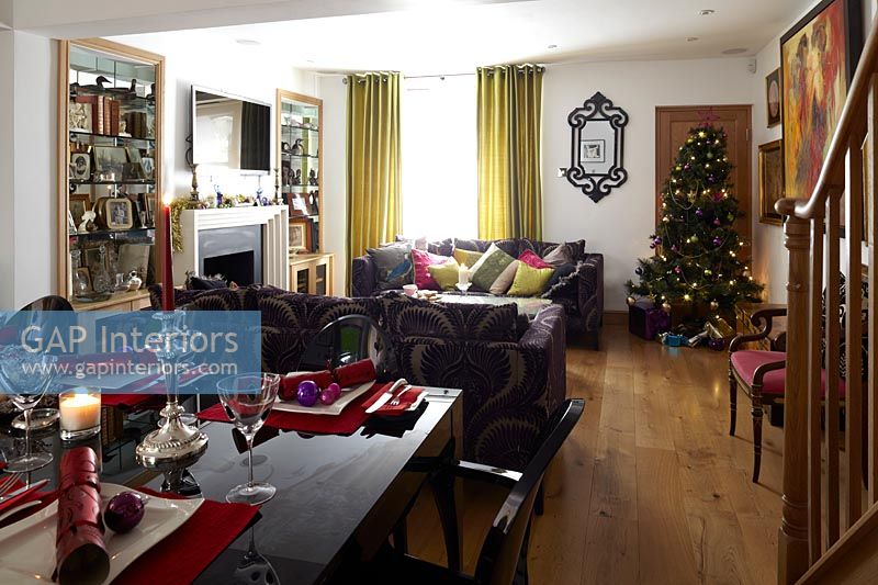 Salons et salles à manger ouverts et modernes décorés pour Noël