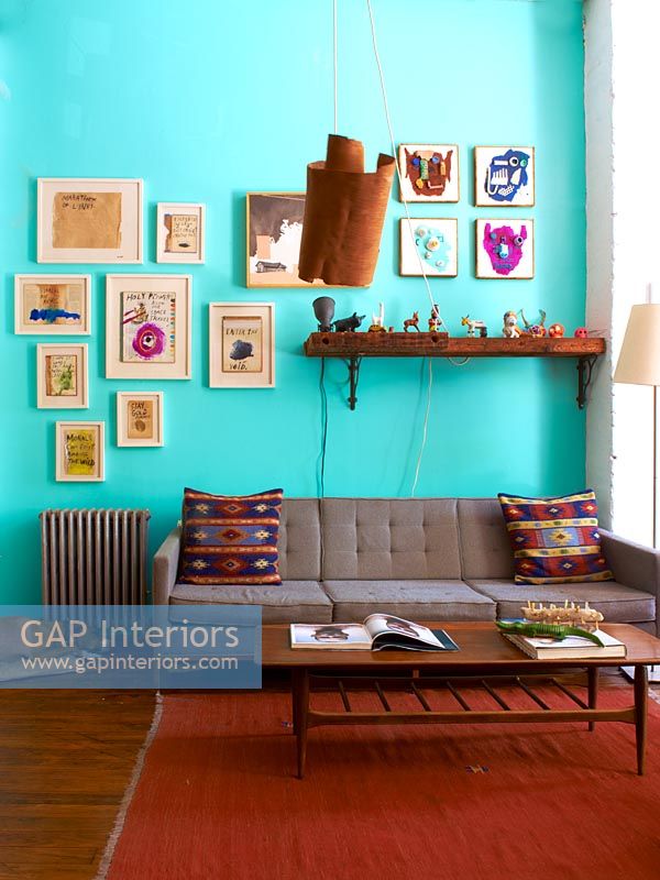 Salon coloré avec des meubles vintage