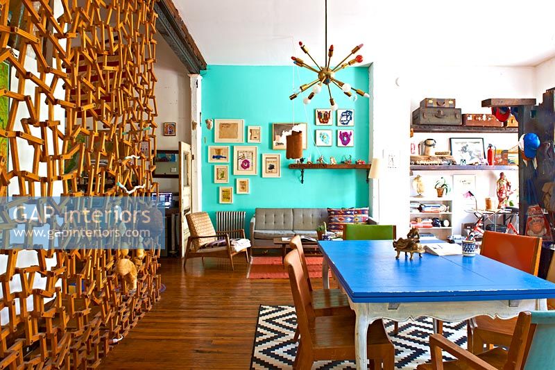 Maison pan ouverte colorée avec des meubles vintage
