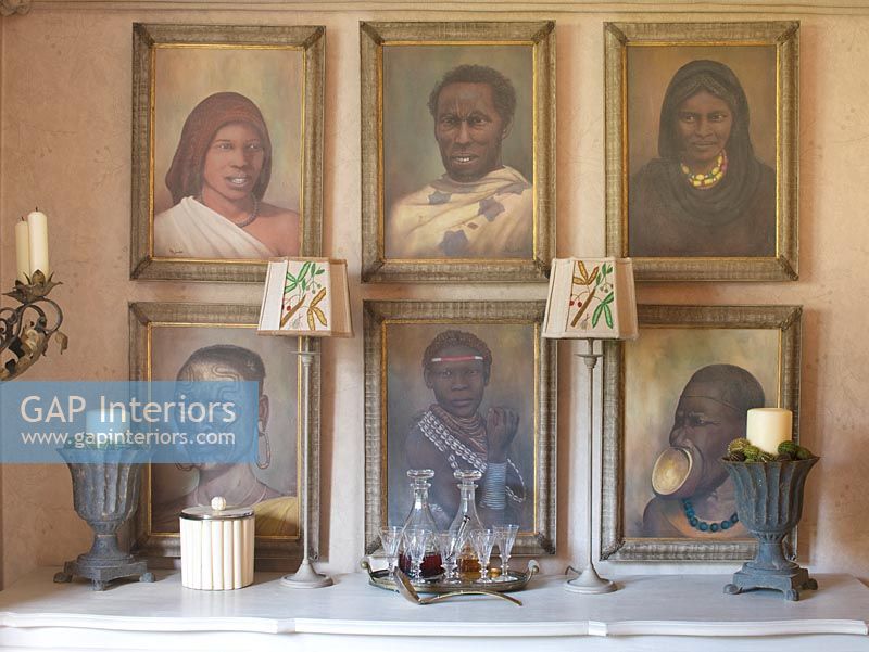 Buffet vintage et tableaux africains