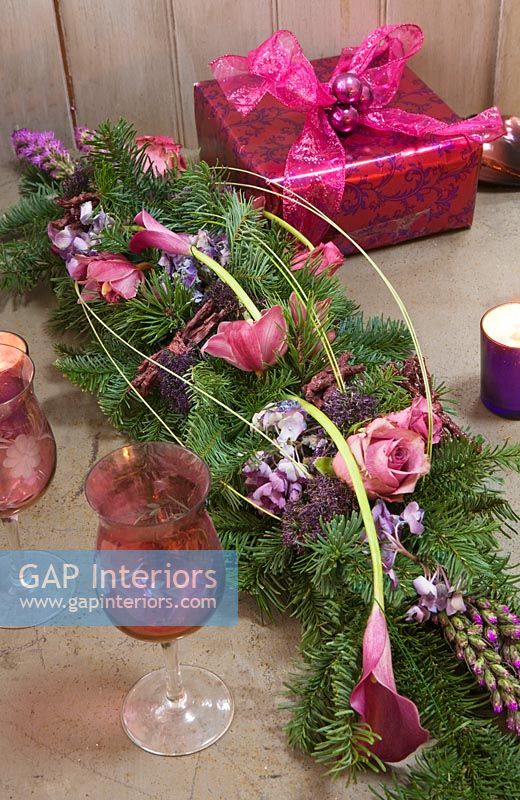 Arrangement de fleurs de Noël avec feuillage de conifères, roses, lis calla