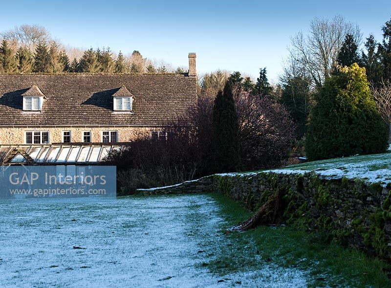 Maison de campagne et jardin en hiver