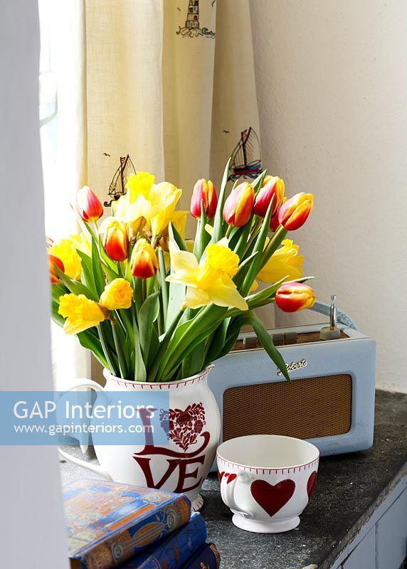 Jonquilles et tulipes dans un vase à motifs