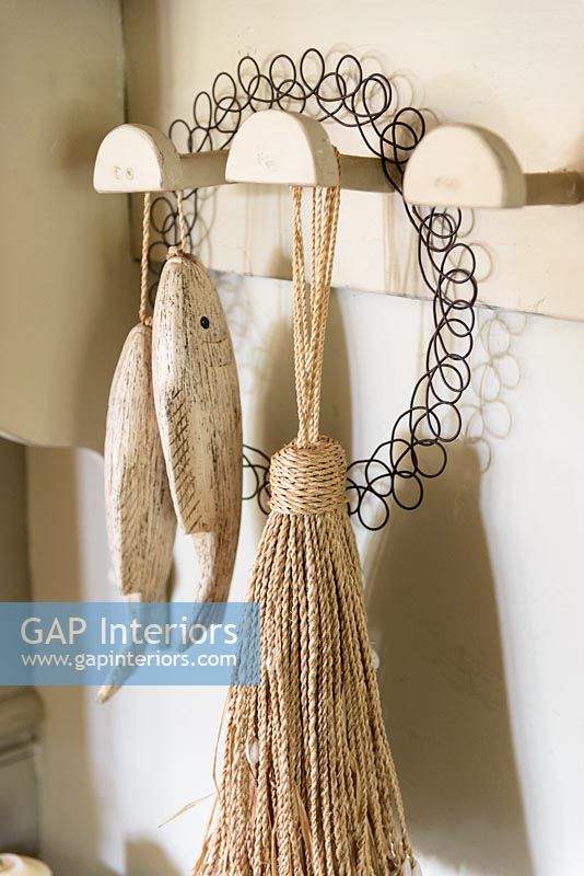 Accessoires suspendus à des crochets en bois