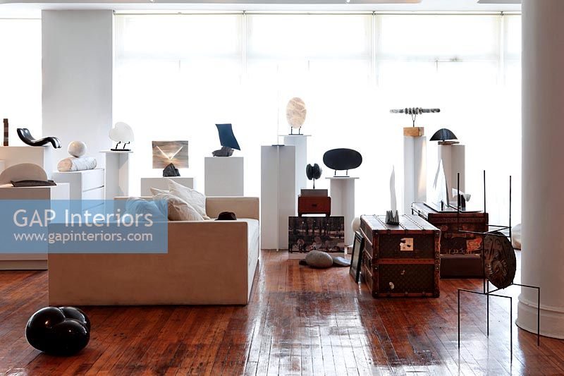 Salon contemporain ouvert avec exposition de sculptures
