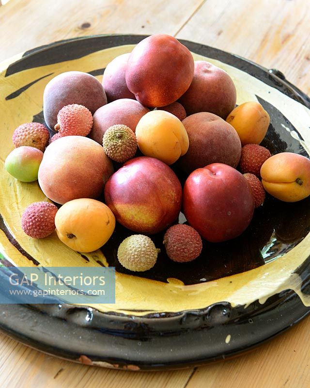 Fruits frais sur un plateau à motifs
