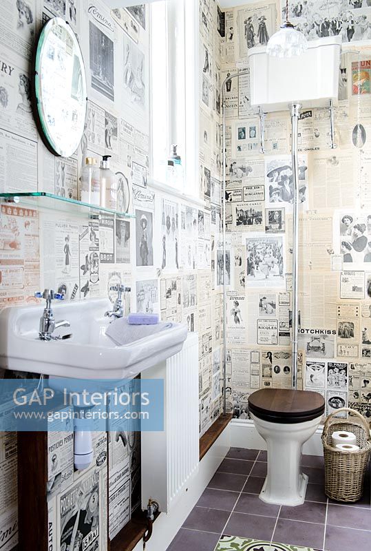 Salle de bain rétro avec papier peint recyclé