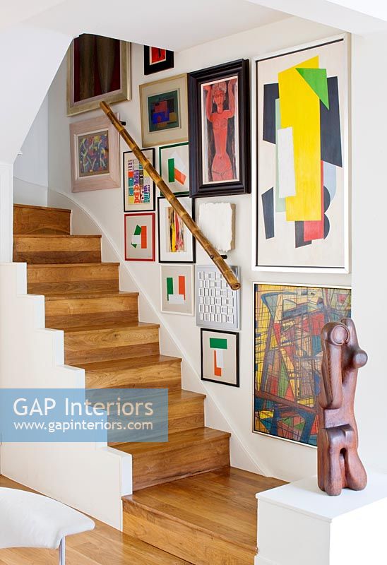 Escalier en bois moderne avec exposition d'art