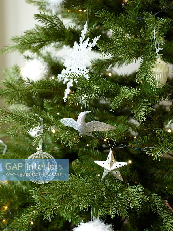 Sapin de Noël avec des décorations blanches
