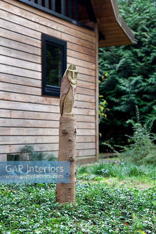 Sculpture de jardin en bois moderne