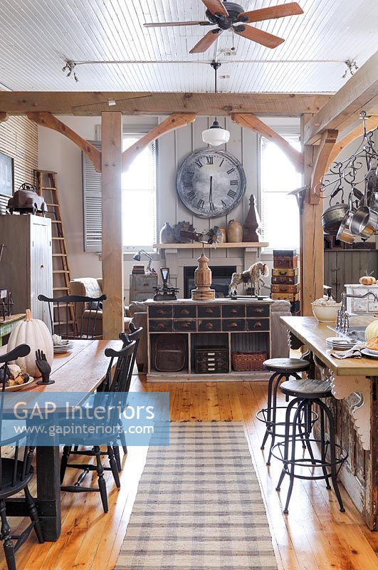 Salle à manger de style rustique avec des meubles vintage