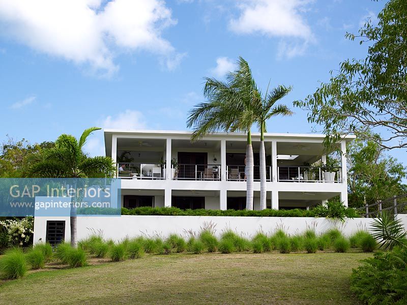 Maison contemporaine et plantation tropicale