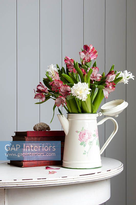 Arrangement de fleurs d'Alstromeria et de jacinthe en pot floral