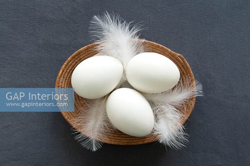 Oeufs blancs dans un bol en osier