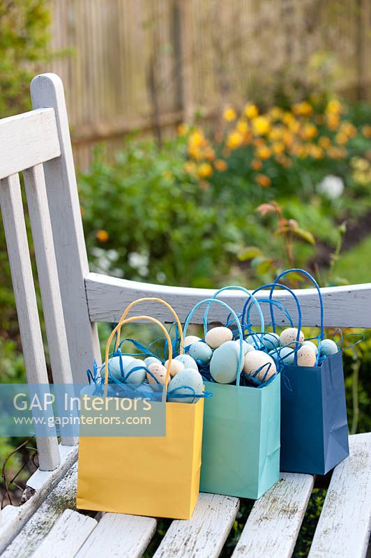 Cadeaux de Pâques sur banc de jardin