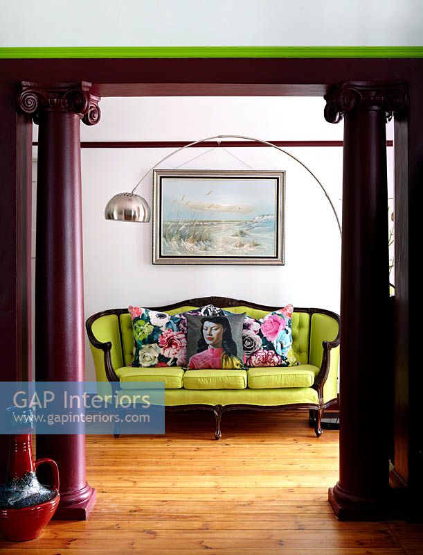 Coussins colorés sur canapé classique
