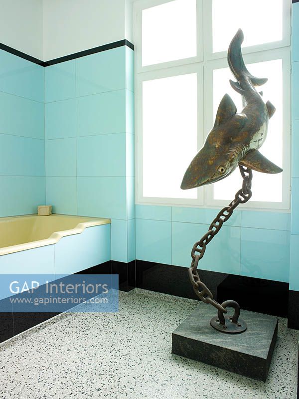 Sculpture de requin dans la salle de bain