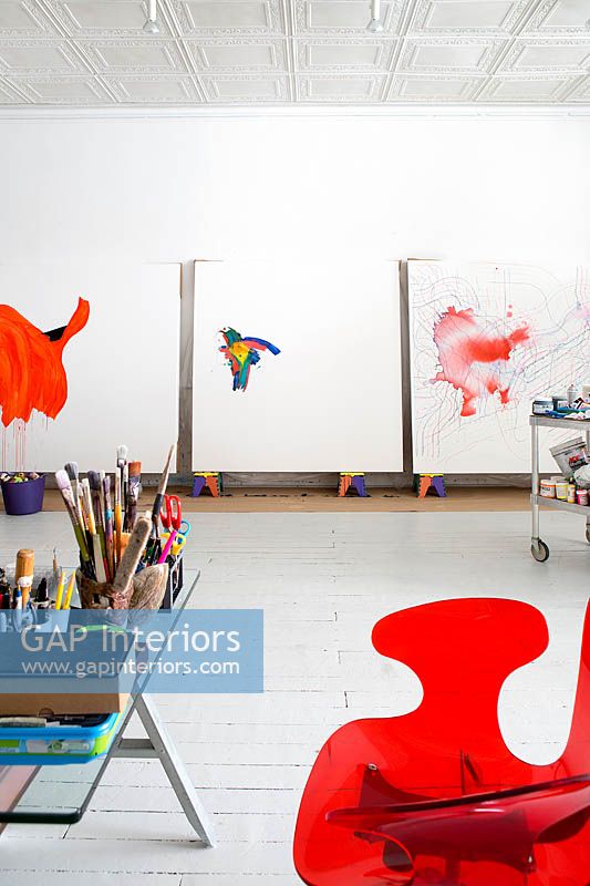 Peintures abstraites en atelier d'artistes