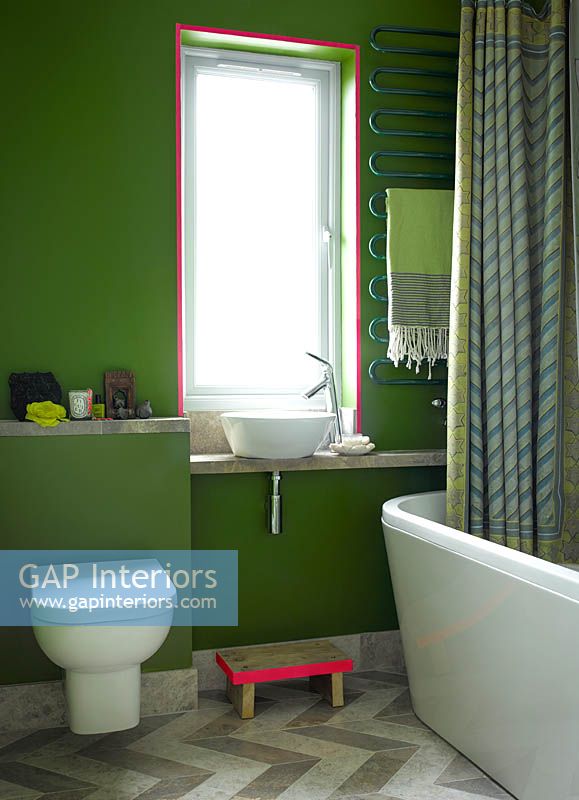Salle de bain moderne colorée