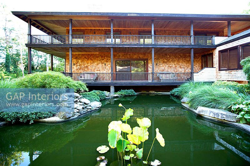 Maison de style asiatique et jardin avec étang