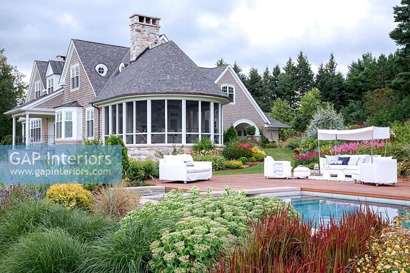 Maison de campagne et jardin coloré avec piscine
