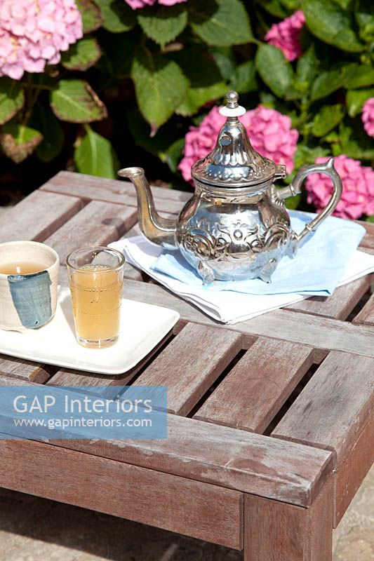 Théière marocaine sur table de jardin