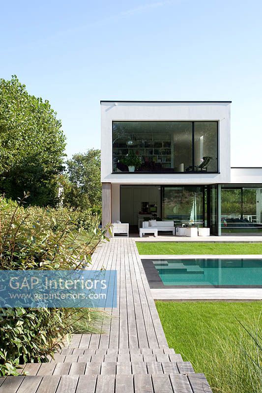 Maison contemporaine et jardin avec piscine