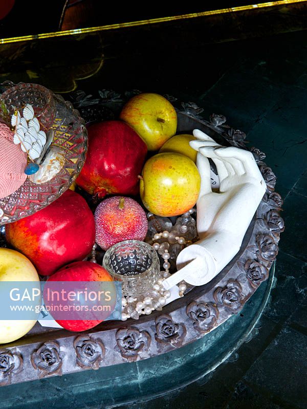 Fruits et accessoires dans un bol en métal