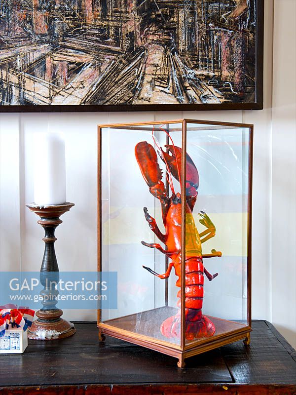 Sculpture de homard dans un étui en verre