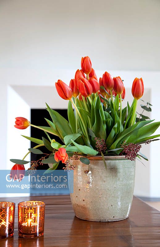 Tulipes rouges dans un récipient en terre cuite