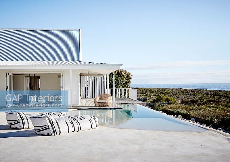 Maison moderne et piscine avec vue sur la mer