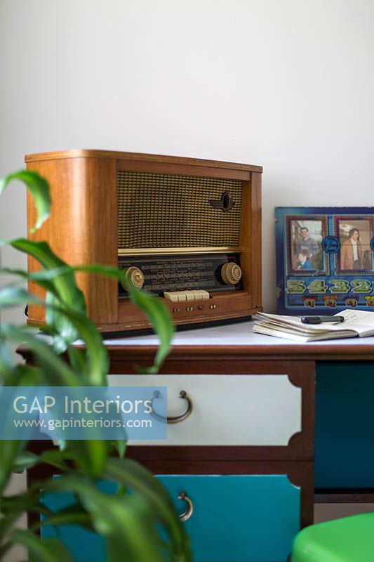 Radio vintage sur un bureau recyclé