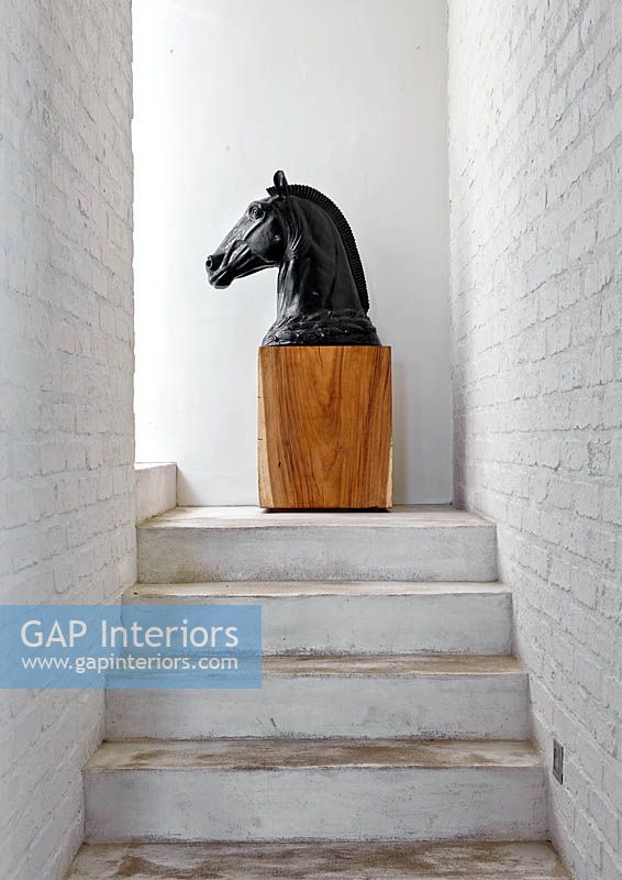 Sculpture cheval sur socle en bois