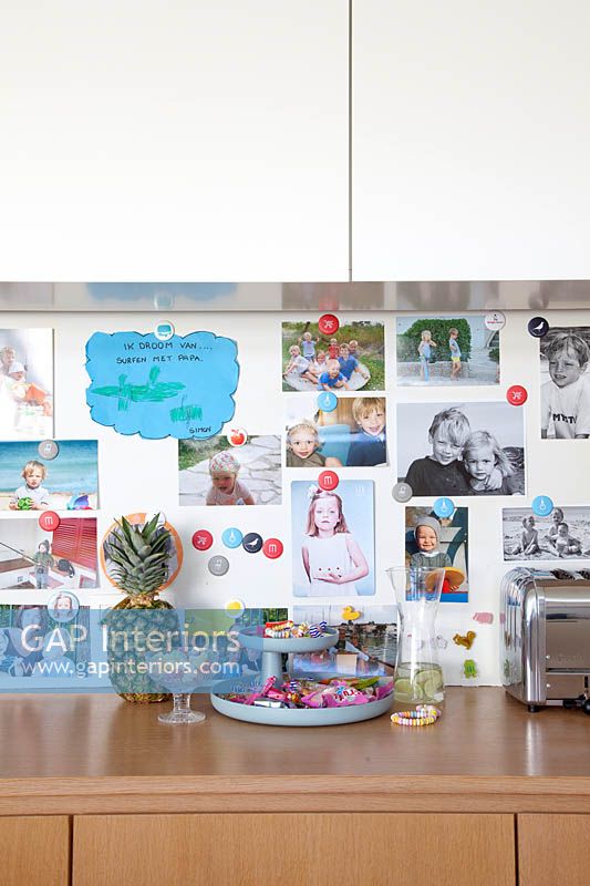 Affichage de photos de famille dans la cuisine