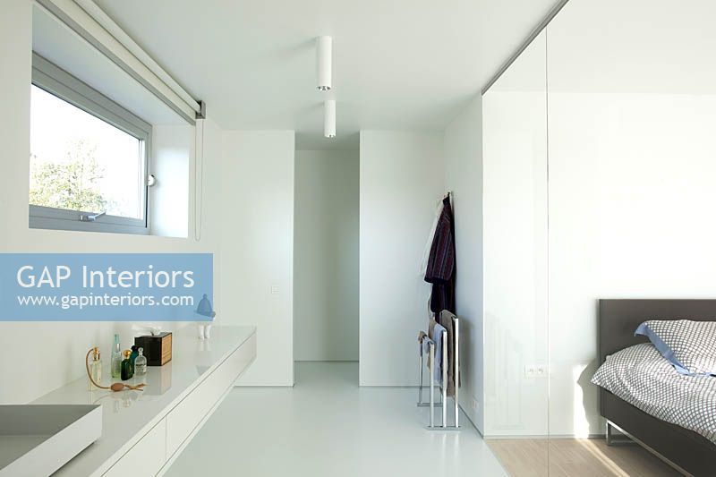 Salle de bain attenante moderne avec cabine de douche