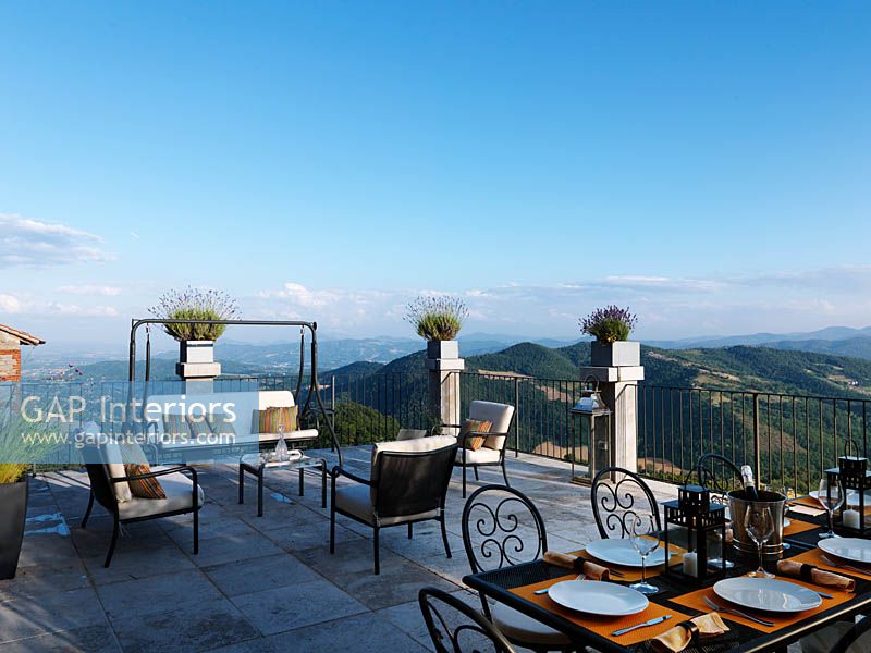 Terrasse avec coin repas et vue panoramique