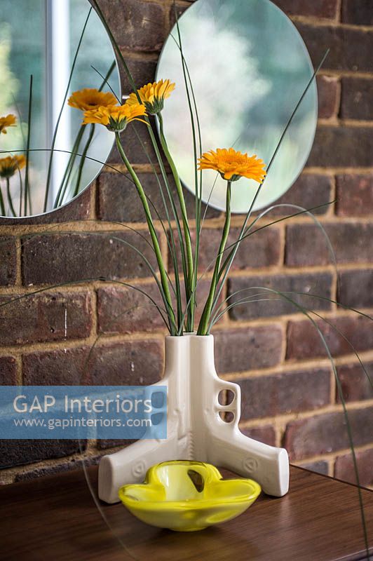 Fleurs de Gerbera dans un vase sculptural