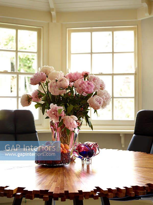 Vase de fleurs de pivoine sur table à manger
