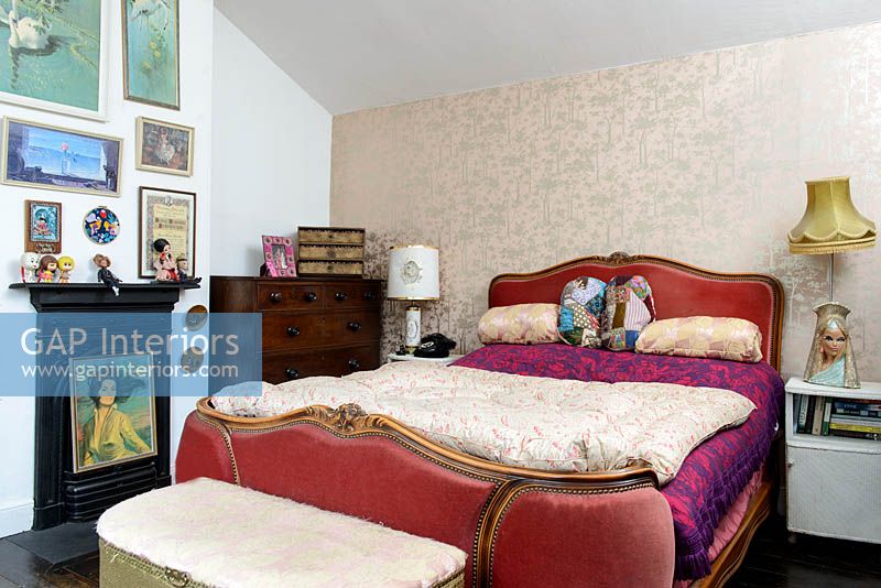 Chambre colorée avec des meubles vintage