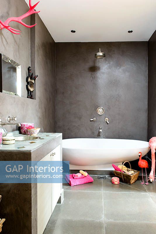 Salle de bain moderne avec des murs en plâtre poli