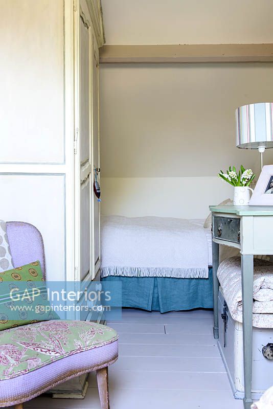Chambre féminine avec mobilier vintage