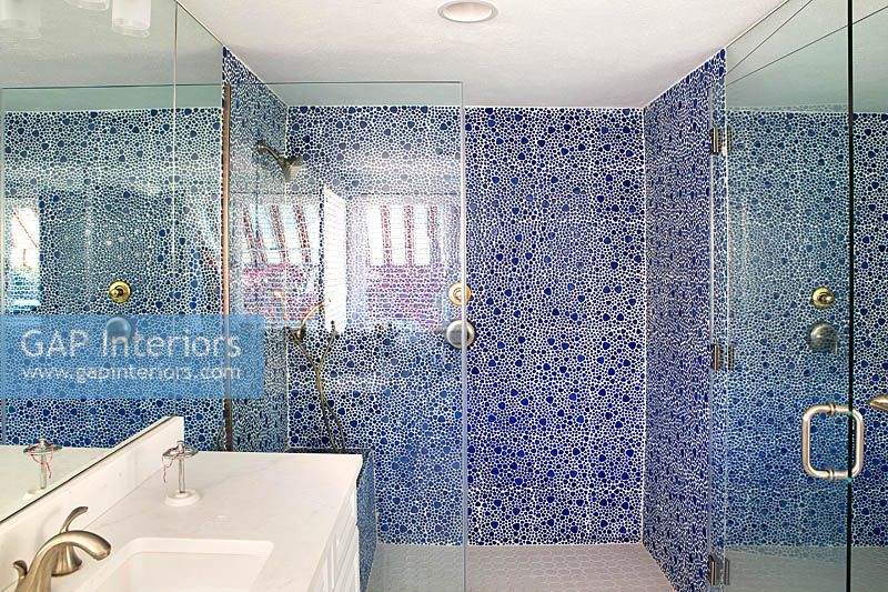 Cabine de douche avec carreaux à motifs